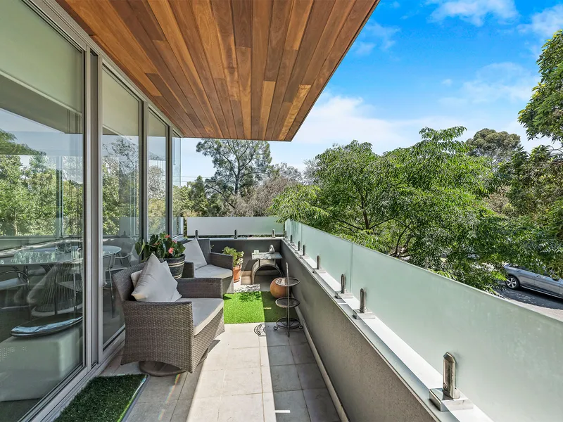 IMPRESSIVE FIRST FLOOR APARTMENT WITH LARGE NORTH FACING BALCONY