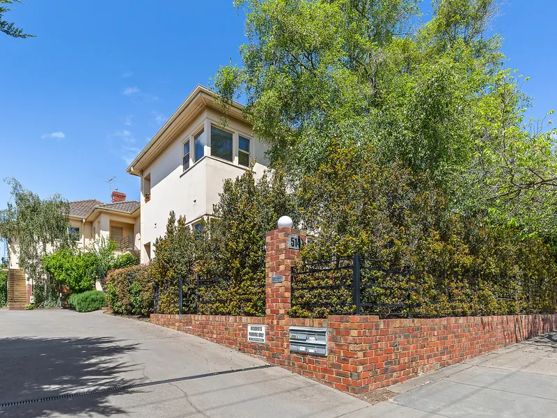 Scotch Hill Art Deco Apartment With City Views