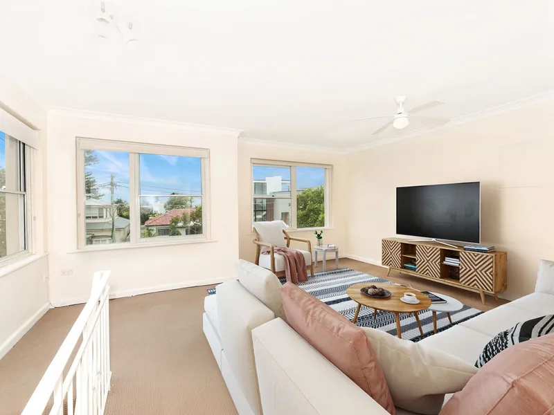 Pet friendly! Semi feel, Split level Spacious with Ocean Glimpse View!