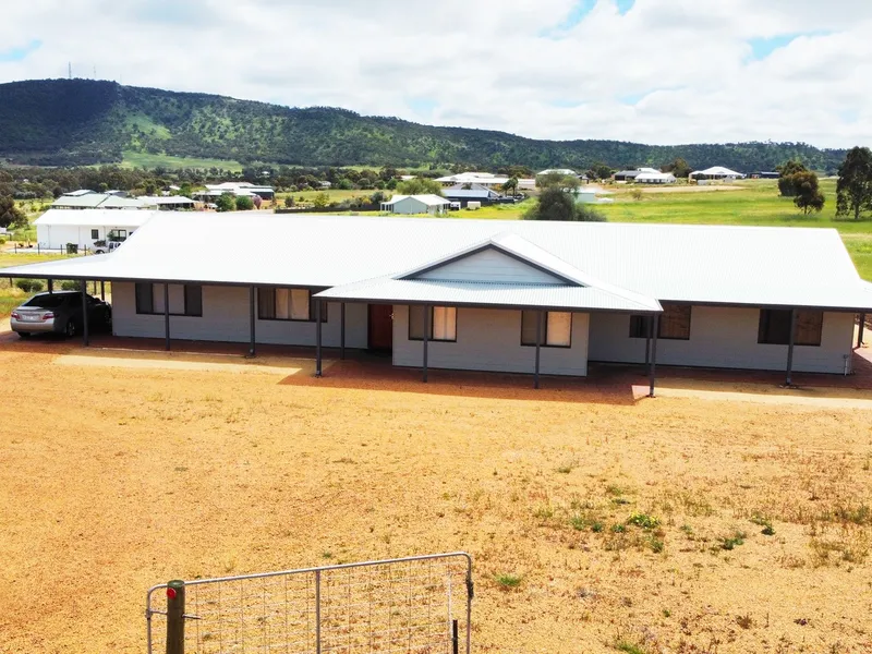 Big House On Nearly An Acre!