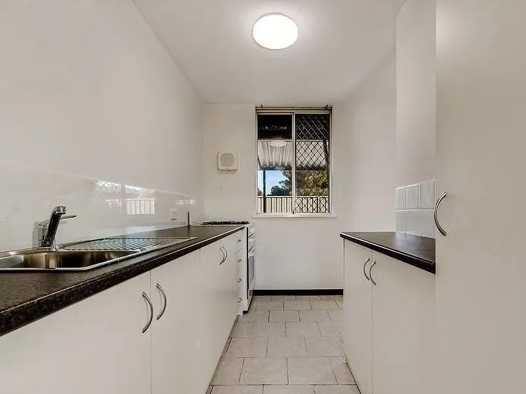 CONVENIENTLY LOCATED 2x1 TOWNHOUSE!
