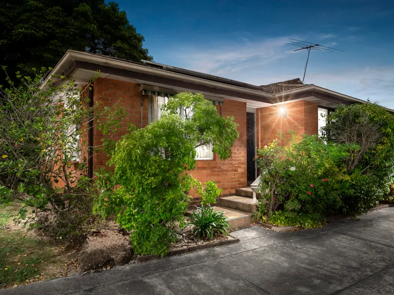 Single-Level Unit in Sensational Location