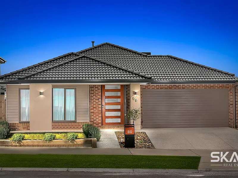 Stunning Custom Designed Family Home in Popular Mandalay Estate!
