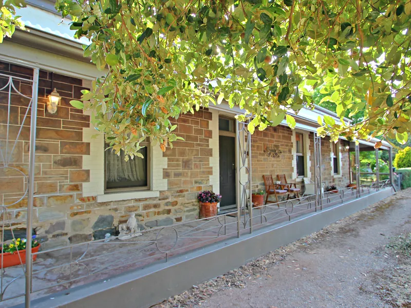 CHARACTER & COUNTRY CHARM