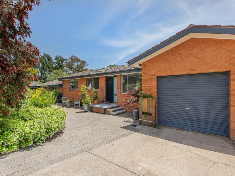 Separate title home! Bright & tastefully renovated with great entertaining, in quiet location, close to shops, school and ovals.