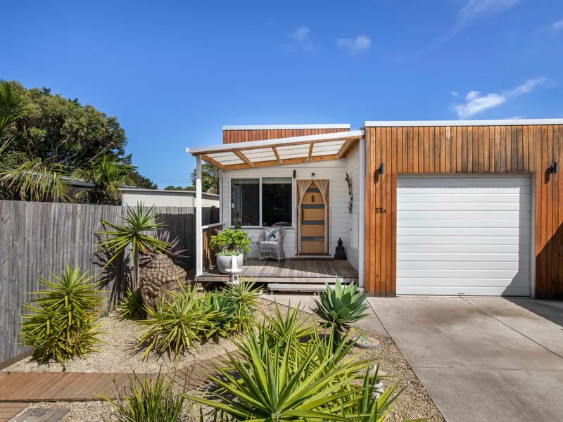 STYLISH LOW-MAINTENANCE ISLAND LIVING!