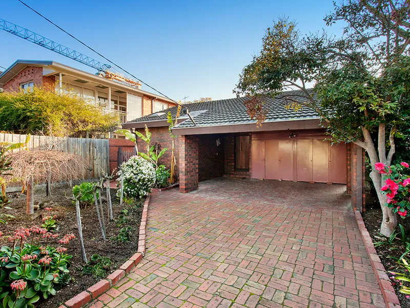 SPACIOUS 4 BEDROOM, TWO BATHROOM FAMILY HOME IN EXCELLENT LOCATION | HODGES CAULFIELD