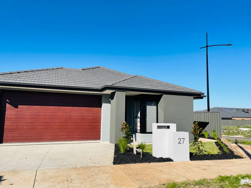 FANTASTIC LOW MAINTENANCE BRAND NEW HOUSE!!