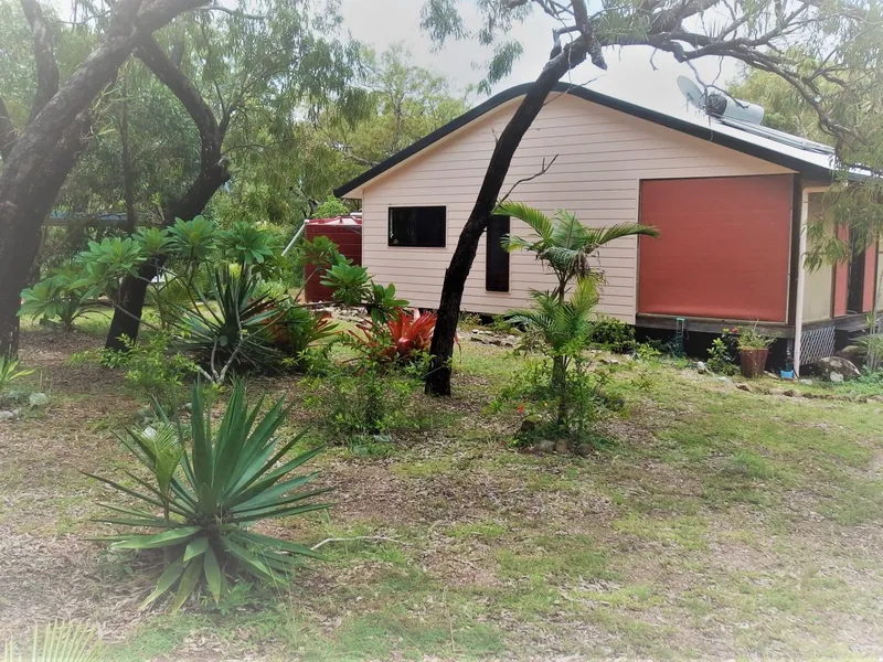 quiet house on 6 acres with vacant land ready to built :Water/elect/tel ready to connect