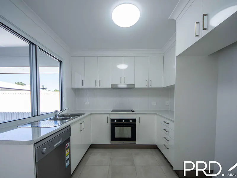 Modern Unit in Great Complex - Close to Town!