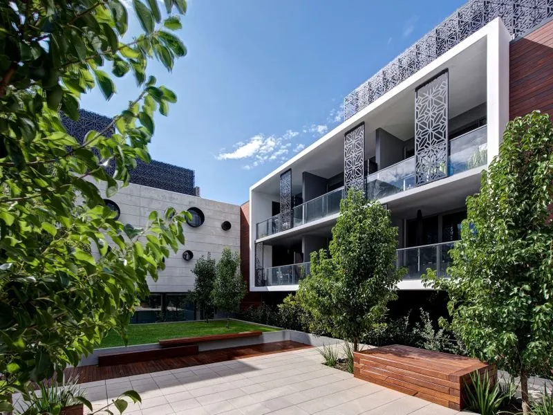 Large ground floor apartment. MUST SEE!