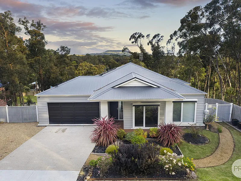 STUNNING 3-BEDROOM HOME WITH VIEWS OF MOUNT BUNINYONG!