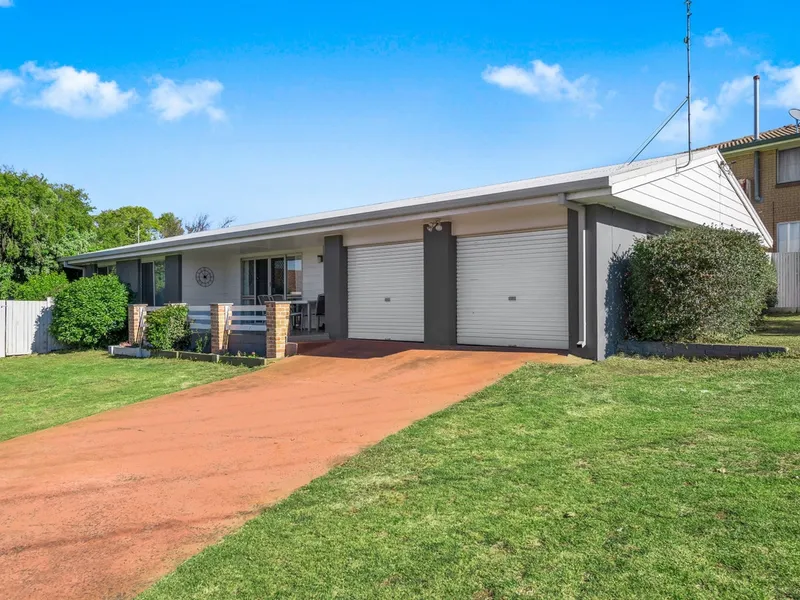 ~HIBISCUS~ Large 5 bedroom home - Conveniently located - 765m2 block