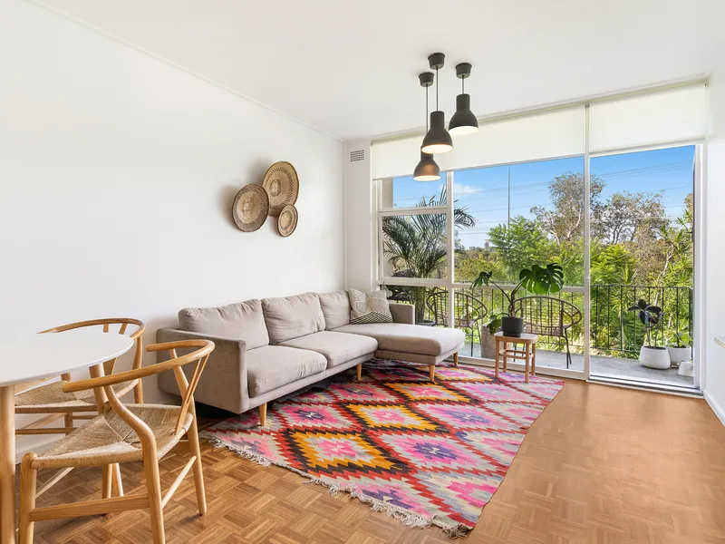 BEACHSIDE APARTMENT IN ULTRA CONVENIENT LOCALE