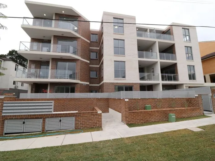 MODERN 2 BEDROOM SPACIOUS APARTMENT! TILED FLOOR THROUGHOUT !
