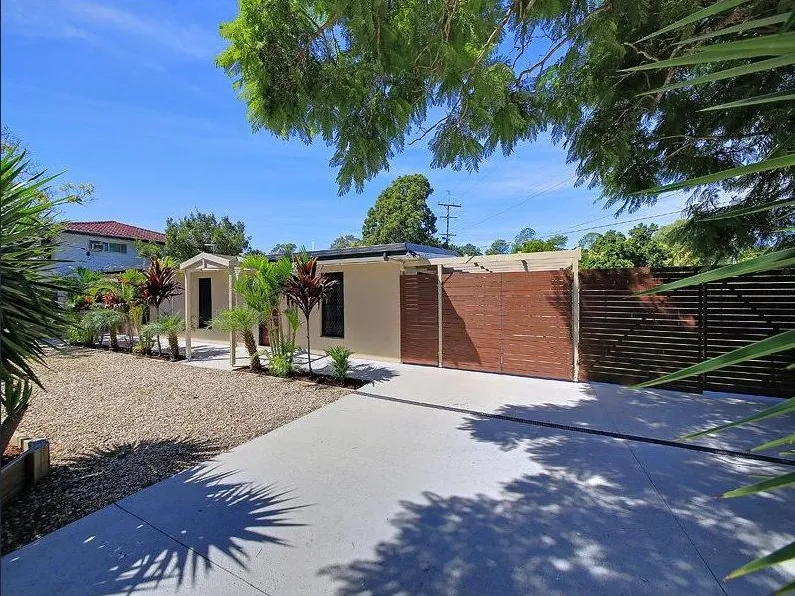 LOW-SET 5 BEDROOM FAMILY HOME WITH DUAL OCCUPANCY SET-UP!