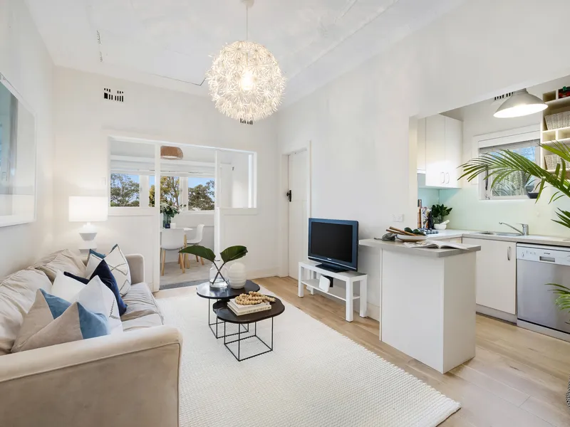 North Facing Art Deco Apartment Crowned By Upper-Level Retreat