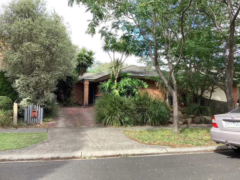 WELL PRESENTED HOUSE IN A LOVELY SETTING! WITH HOME OFFICE OR GUEST ROOM