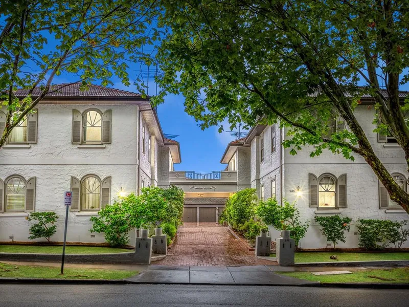 Classic art-deco apartment in Toorak