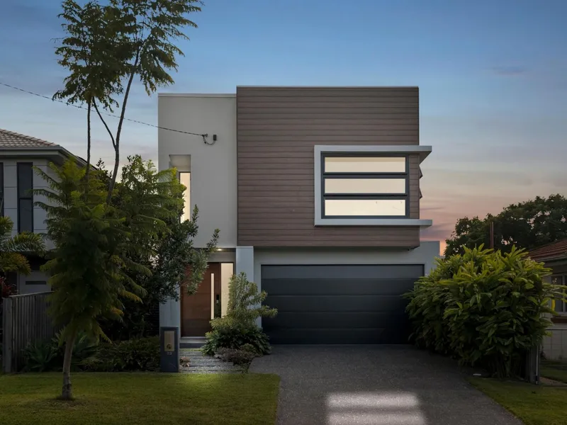 NEAR NEW - 2022's best home, act quickly