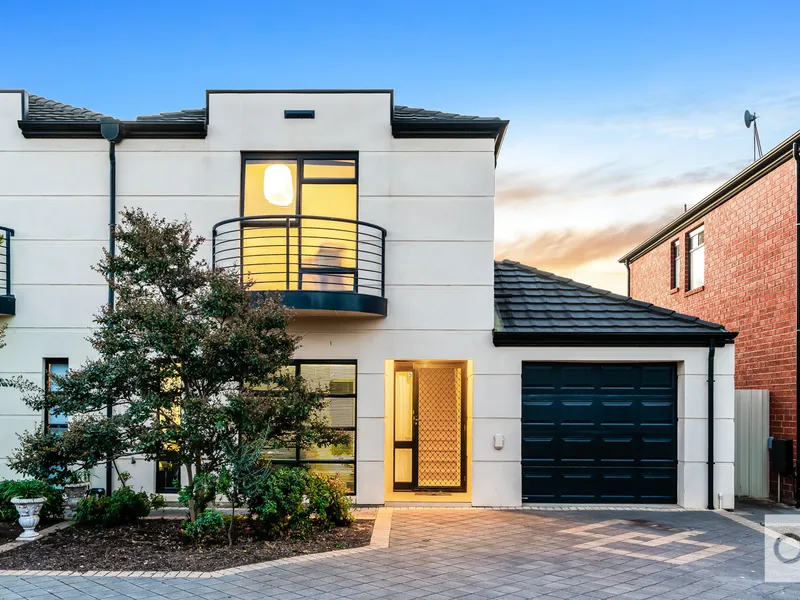 NO-FUSS, FEATURE PACKED TOWNHOUSE WITH A FRONT-ROW SEAT TO THE CBD