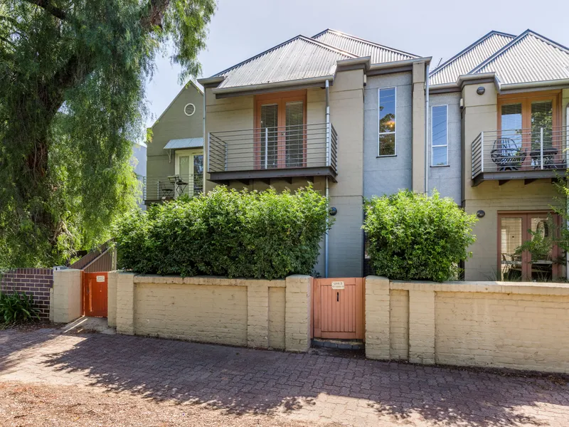 Immaculately Presented City Fringe Townhouse.