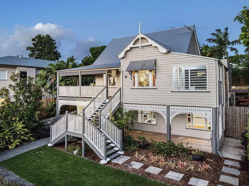 Modern Queenslander on 1012m2