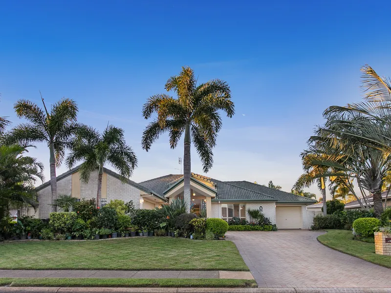 LARGE FAMILY HOME WALKING DISTANCE TO PACIFIC HARBOUR GOLF COURSE!