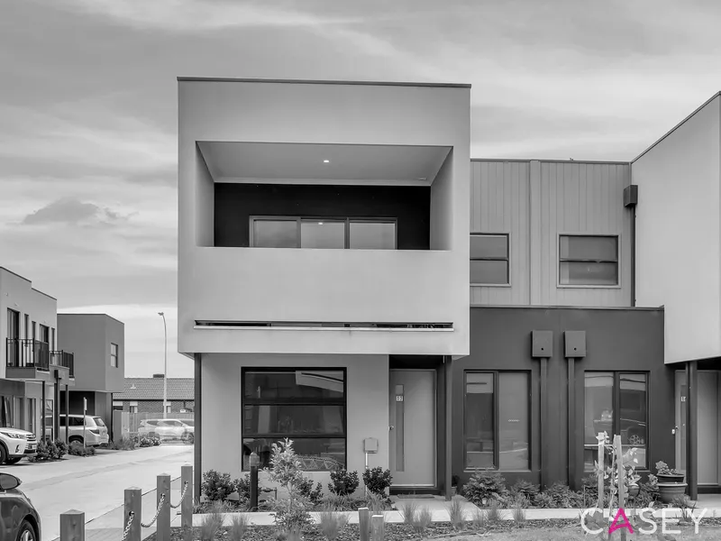 Modern Park Facing Townhouse Moments From Berwick & Cranbourne North