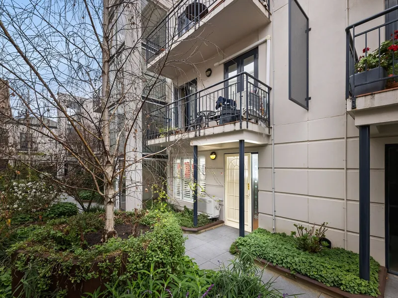 Garden surrounds and complete convenience