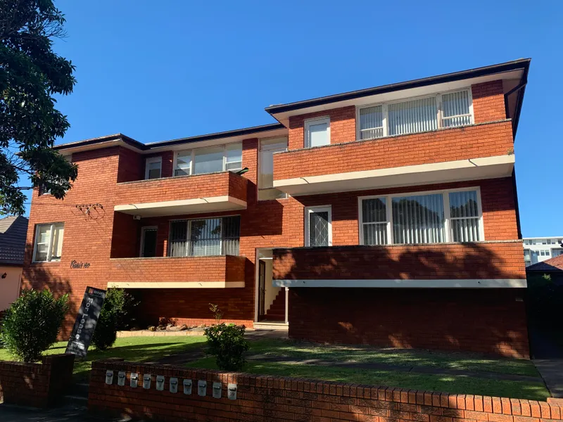 Top Floor Spacious Unit in Prime Location!!