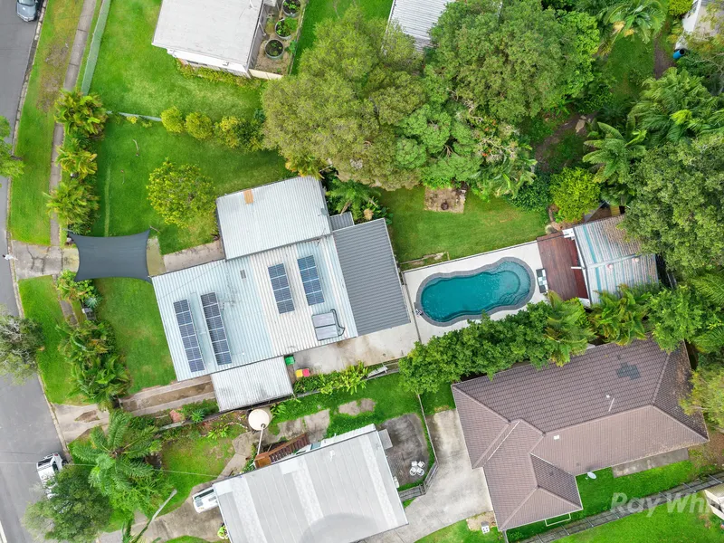 AN ENTERTAINERS DREAM HOME - RENOVATED + BIG BLOCK!