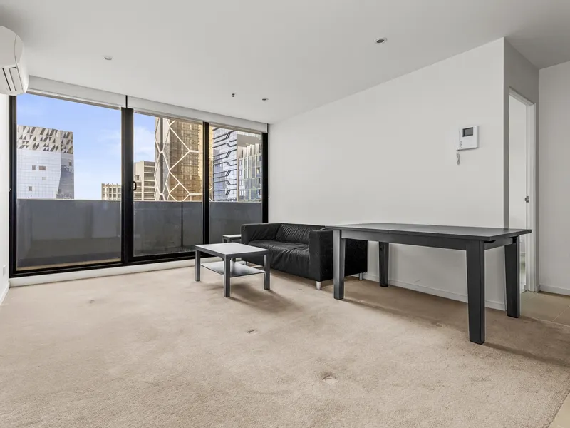 THIS TWO BEDROOM, FURNISHED APARTMENT IS IN THE HEART OF MELBOURNE CBD!