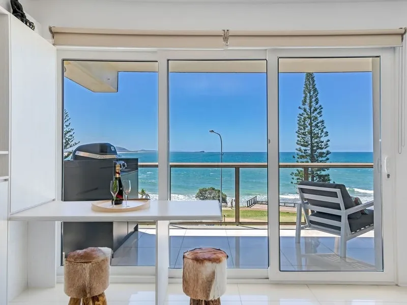 Absolute Beachfront Top Floor Apartment - Your Lifestyle Awaits!