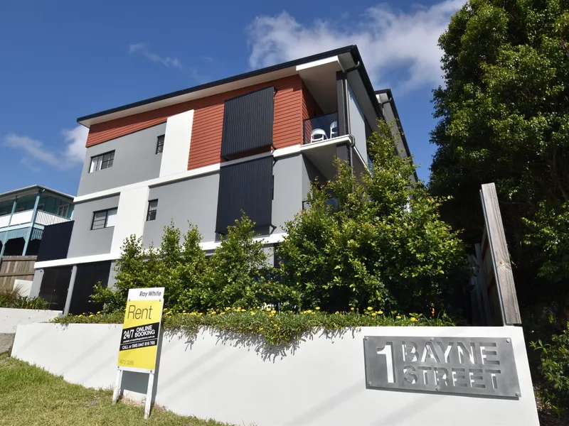 :: YOU'RE ALL DECKED OUT AT THIS EXECUTIVE 3 BEDROOM APARTMENT
