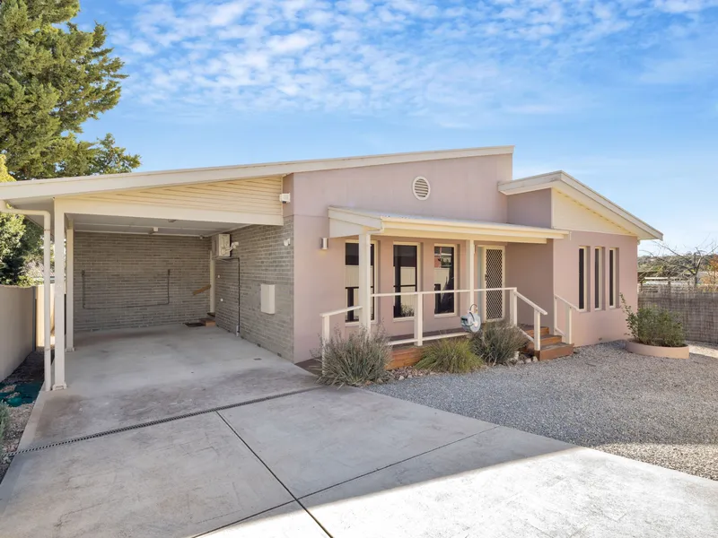 Modern, fresh home, securely located.