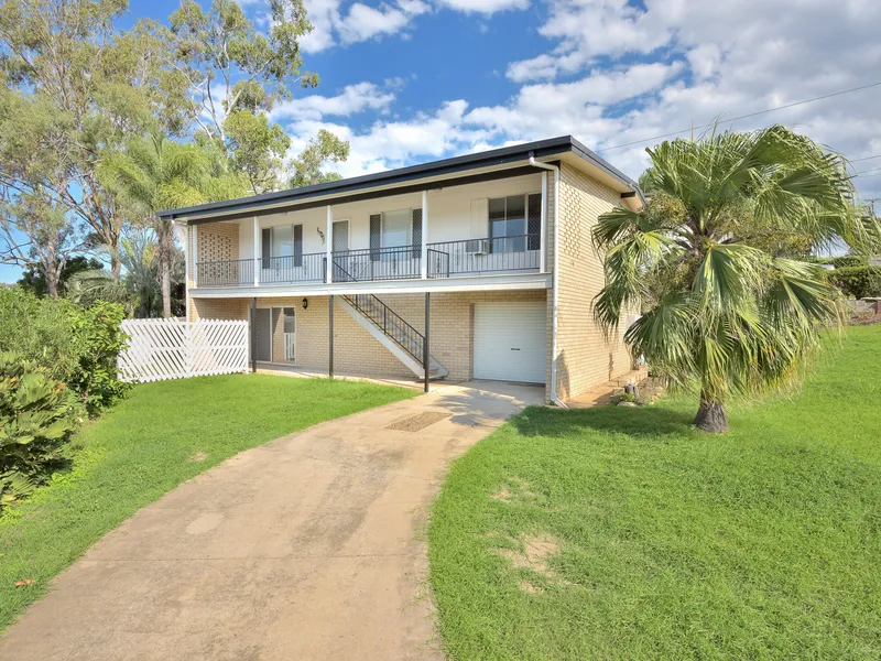 Neat & tidy highset...move straight in!