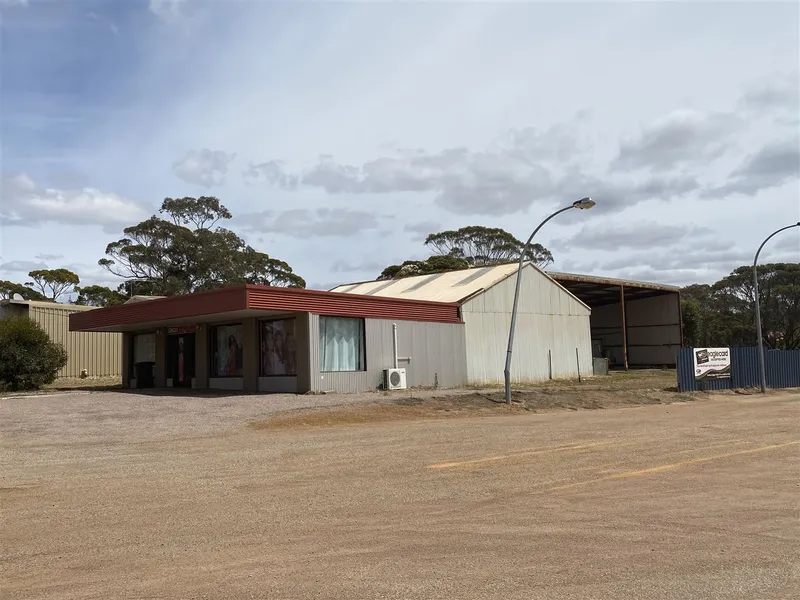 Retail space + sheds on the main street of Ravensthorpe