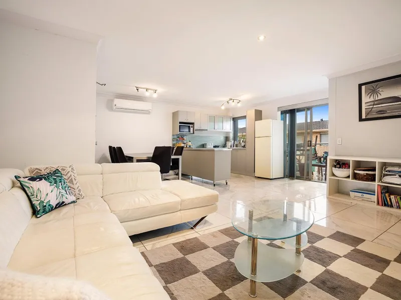 SHORT WALK TO KIRRA BEACH FROM THIS SPACIOUS APARTMENT
