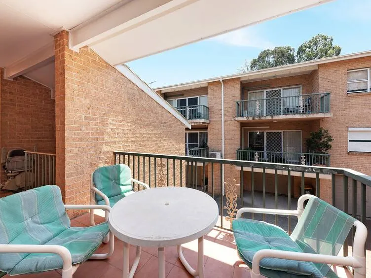 SPACIOUS Freshly carpeted 2 bedder with both North and South facing balconies