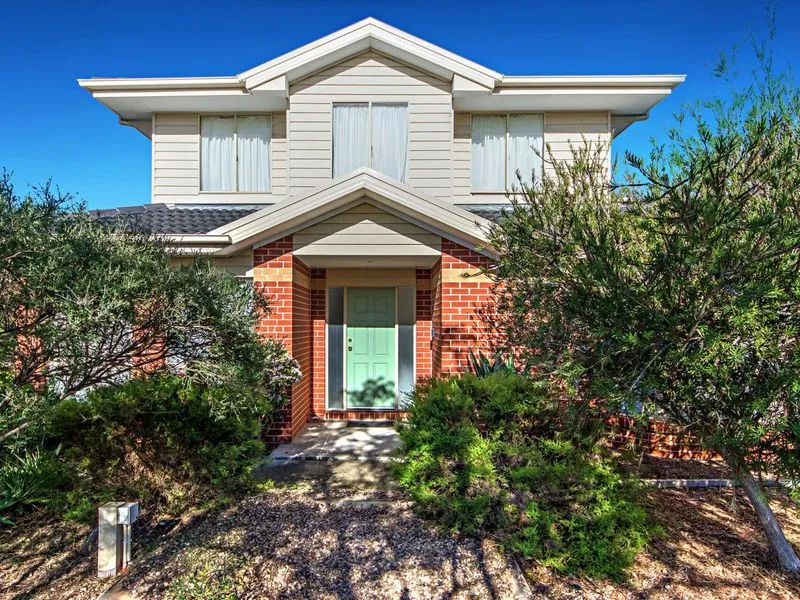 BRIGHT MODERN TOWNHOUSE WITH STREET FRONTAGE