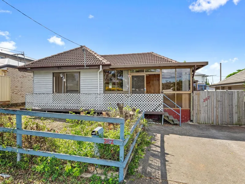 HOME IN GREAT LOCATION