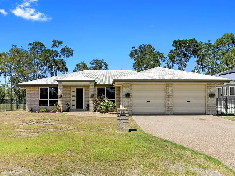 LIVE ON THE LAKE! HUGE LOWSET FAMILY HOME IN A SERENE LOCATION!