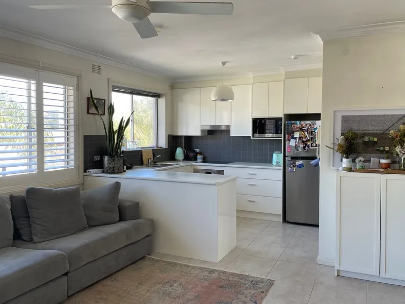 Light-filled apartment with huge wrap around balcony in Freshie Basin