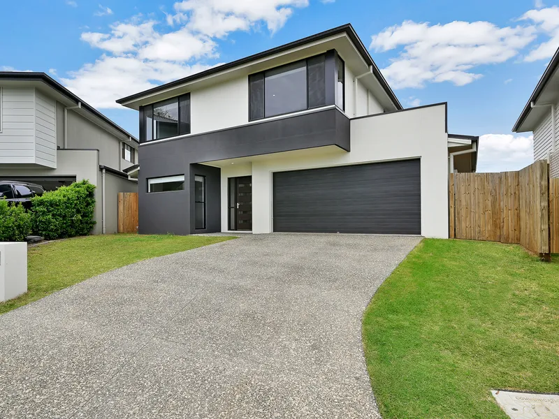 Huge Family Home with Swimming Pool and Solar!