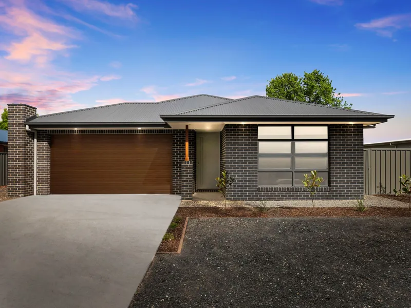 Fantastic 4 bed home with 3 Living Areas !!!