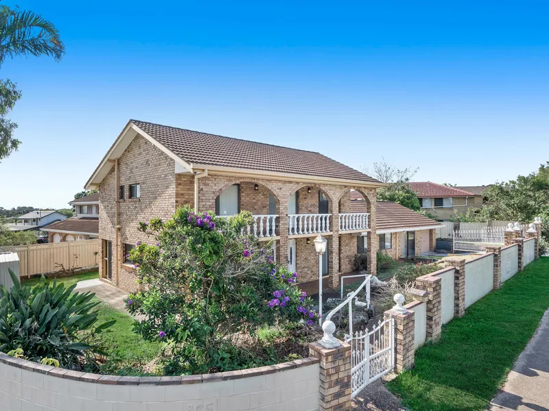 BIG FAMILY NEEDED FOR A BIG FAMILY HOME!