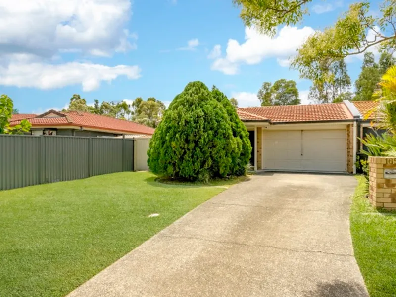 FANTASTIC POSITION - 3 BEDROMS, 2 BATHROOMS AND POOL.