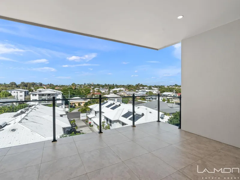 Top Floor Spacious Apartment Living - Wynnum