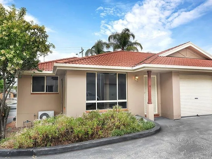 LOW MAINTENANCE LIVING, CENTRAL LOCATION!!